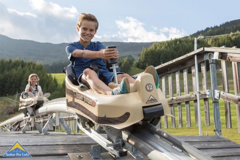 Kind sitzt in der Sommerrodelbahn Fisser Flitzer im Funpark Fiss