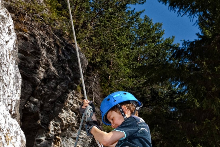 Kind beim Klettern