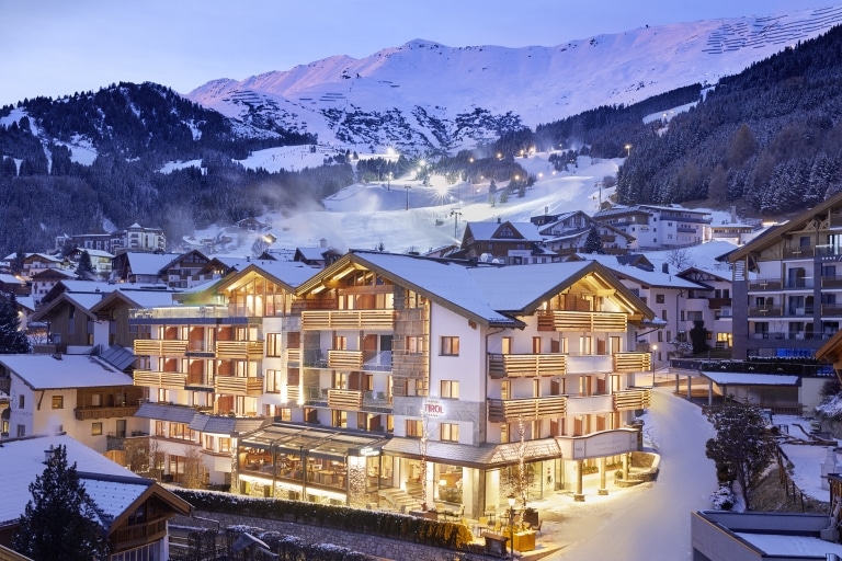 Hotel Tirol Fiss Außenansicht Winter