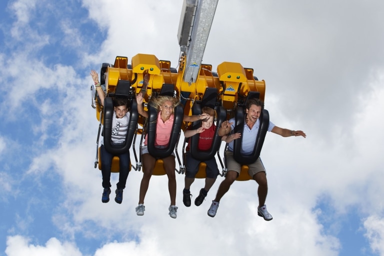 Vier Personen sitzen in der Riesenschaukel Skyswing im Funpark Fiss in Tirol
