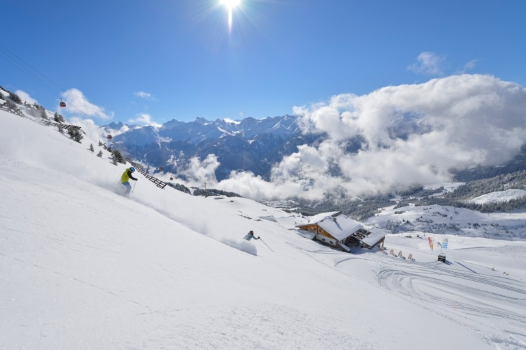 Skifahrer im Tiefschnee im Gebiet Fiss-Serfaus-Ladis