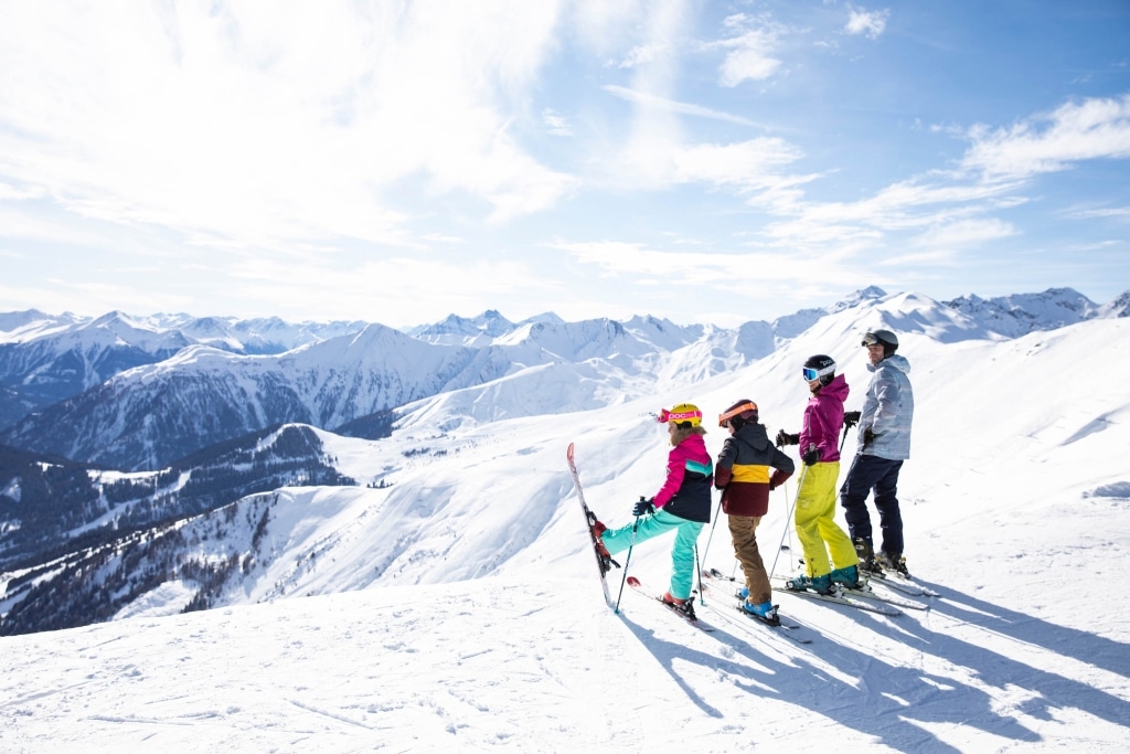 Familienskifahren im Winter Eine Familie im Skigebiet Fis