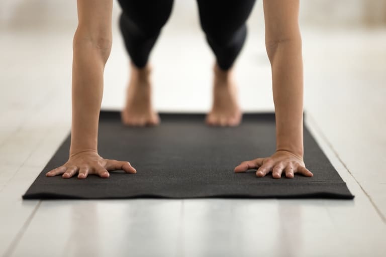 Nahaufnahme einer Frau im Yoga-Plank