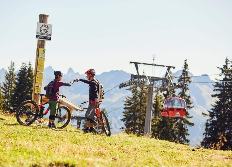 Zwei Biker geben sich in Ihrem Mountainbikeurlaub in Tirol einen Faustgruß.