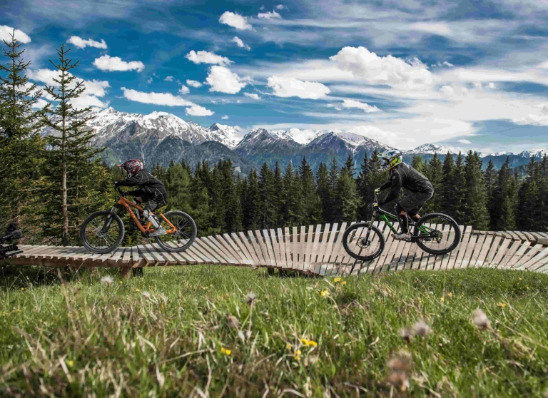 Mountainbiker im Bikepark Serfaus-Fiss-Ladis auf einer aufbereiteten Strecke