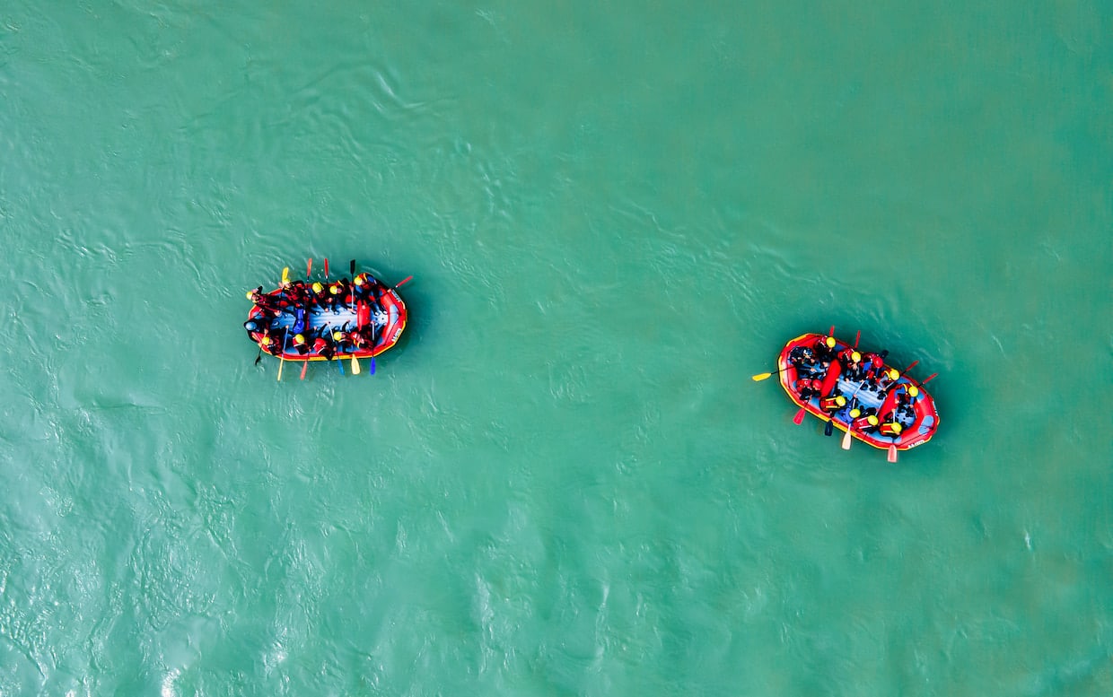 Drohnenaufnahme zweier Boote beim Rafting in Tirol.