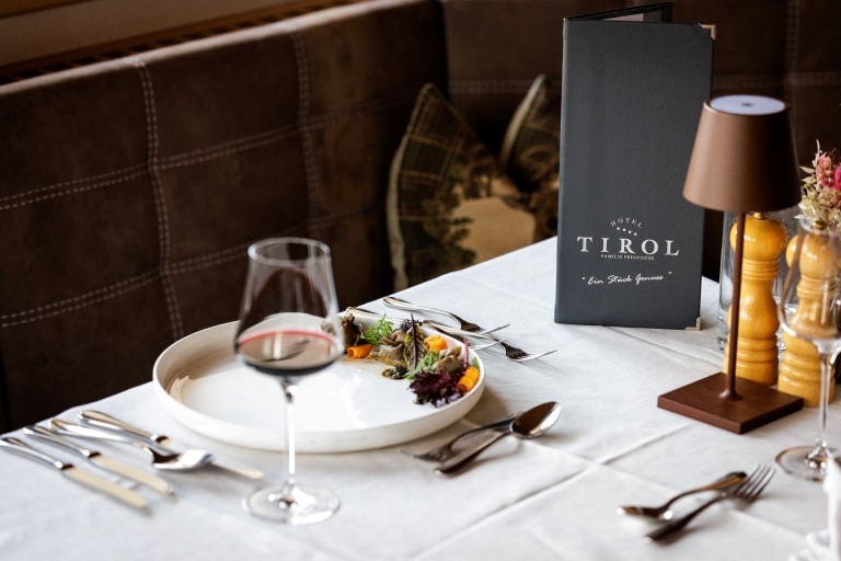 Vorspeise mit Wein und Speisekarte im Hotel TIROL Fiss