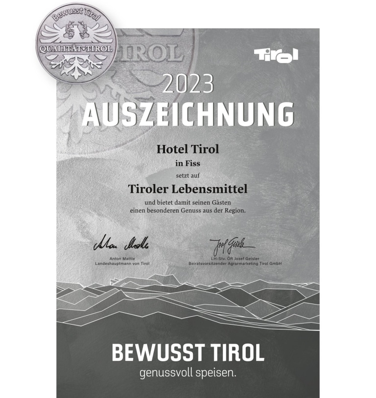 Bewusst Tirol Hotel Tirol Auszeichnung 2023 für das Hotel TIROL Fiss in schwarz weiß