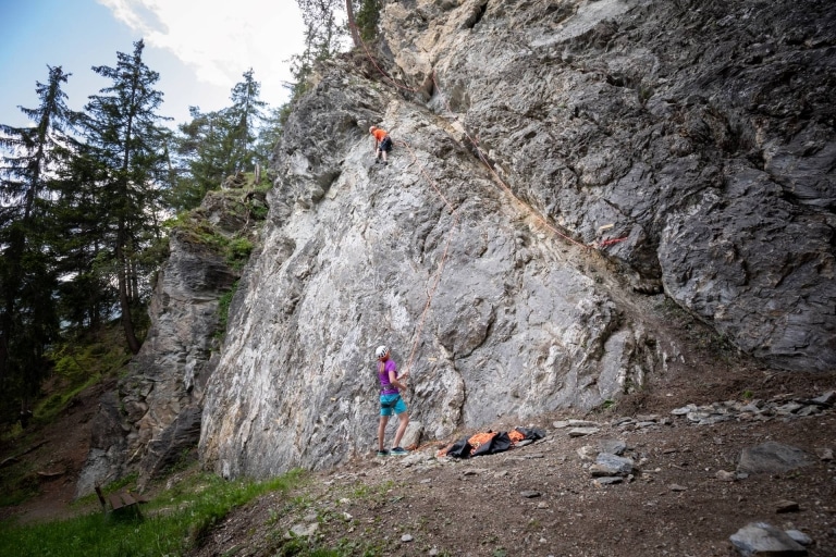 Zwei Menschen beim Klettern am Fels in Serfaus-Fiss-Ladis