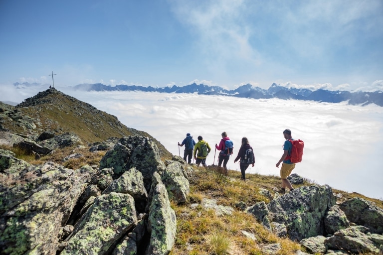 Wanderer in der Bergwelt und Gipfelwelt von Serfaus-Fiss-Ladis
