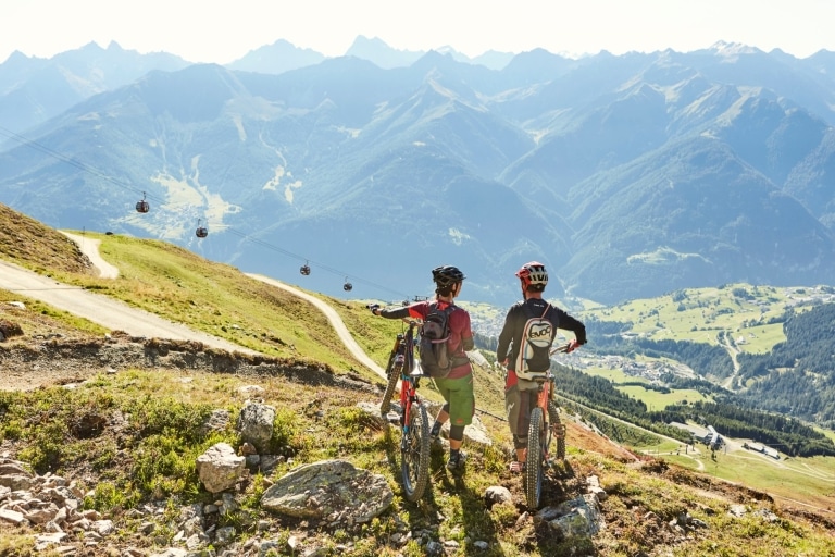 Zwei Biker schauen auf die Berge von Serfaus Fiss Ladis